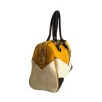 Bolso HNA de color mostaza, blanco y café, material piel vegana, en la parte lateral del bolso viene en color blanco con mostaza, asa estática en la parte superior de color café para ser tomado con la mano, detalles metálicos en color dorado.