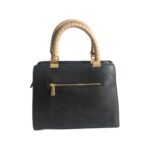 Bolso HNA de color negro, material piel vegana, en la parte trasera cuenta con una corredera metálica de color dorado, asa superior estática en color mostaza para tomar con una mano, detalles en metálico de color dorado