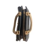 Bolso para dama HNA de color negro, material piel vegana, asa estática en la parte superior de color mostaza para ser tomado con la mano, en el interior del bolso tiene una corredera metálica de color dorado para abrir y cerrar el bolso, detalles en metálico de color dorado.