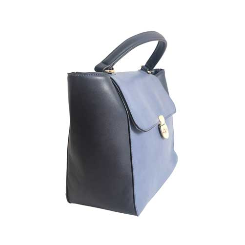 Bolso HNA de color Azul claro, material piel vegana, en sus partes extremas viene en color azul más oscuro, broche en el centro para cerrar el bolso en material metálico y de color dorado, asa estática en la parte superior de color azul oscuro para ser tomado con la mano, detalles metálicos en color dorado.