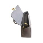Bolso HNA de color Azul claro, material piel vegana, en sus partes extremas viene en color azul más oscuro, broche en el centro para cerrar el bolso en material metálico y de color dorado, en su interior viene con corredera para cerrar el bolso en metálico de color azul oscuro y detalles dorados.