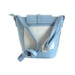 Bolso para dama HNA en la parte trasera de azul oscuro y una pequeña parte en forma de cuadrado en el centro del bolso de color azul claro, material piel vegana, asa estática y ajustable en la parte superior de color azul oscuro para usarse en manos libres.