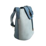 Bolso HNA de color azul claro y azul oscuro, material piel vegana, en la parte lateral del bolso viene una parte en color azul oscuro y otra en azul claro, asa estática y ajustable en la parte superior de color azul oscuro para usarse en manos libres, detalles metálicos en color dorado.