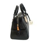 Bolso para dama HNA de color negro, material piel vegana, en la parte lateral del bolso viene en color negro, asa estática y la parte superior de color negro para tomarse con la mano, cierre del bolso en la parte superior en metálico de color dorado, detalles metálicos en color dorado.