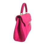 Bolso HNA de color fucsia, material piel vegana, broche en el centro para cerrar el bolso en material metálico y de color dorado, asa estática en la parte superior de color fucsia para ser tomado con la mano, detalles metálicos en color dorado.