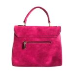 Bolso HNA de color fucsia, material piel vegana, en la parte trasera tiene un cierre en metal de color dorado para abrir y cerrar, detalles decorativos en metálico de color dorado.