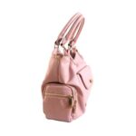 Bolso HNA de color rosado, en la parte lateral cuanta con un bolsito pequeño de color rosado, este bolsillo cuenta con un cierre de metal en color dorado para cerrar y abrir, cuenta con asa estática de color rosa en la parte superior para ser tomado con la mano.