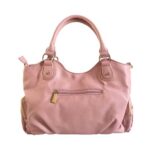 Bolso para dama HNA en color rosa, en la parte trasera cuenta con un cierre en metal de color dorado en todo en centro del bolso, cuenta con asa estática en la parte superior de color rosa para ser tomado con la mano, detalles decorativos en metal y color dorado.