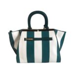 Bolso para dama HNA en la parte trasera de color verde y blanco, distribuido entre líneas gruesas verticales, material piel vegana, asa estática en la parte superior de color azul verde, detalles metálicos en color dorado, cierre en la parte trasera de color verde y detalles metálicos.