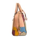 Bolso HNA de color rosa con estampado en forma de figuras de colores café, gris, fucsia, azul claro, azul oscuro, amarillo y vino, asa estática de color rosa en la parte superior para tomar con la mano, Viene con broche metálico en color dorado y colgante con el logo de la marca en la parte de enfrente, cierre metálico de color dorado en la parte superior del bolso para abrir y cerrar.
