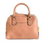 Bolso HNA de color rosa liso en la parte trasera, asa estática en la parte superior de color rosa para tomar con la mano, detalles en metal de color dorado y decorativos.