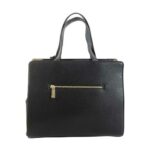 Bolso HNA de color negro, cuenta con cierre en metal de color dorado en la parte trasera del bolso, asa estática en la parte superior para tomar con la mano.