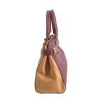 Bolso para dama HNA de color vino con camel, en a parte lateral viene en color camel totalmente liso, cuenta con asa estática en la parte superior para ser tomada de la mano, detalles decorativos en metal de color dorado.