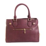Bolso para dama HNA de color vino, cuenta con cierre de metal de color dorado en la parte trasera, asa estática en la parte superior para tomar con la mano, detalles decorativos de metal en dolor dorado.