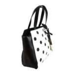 Bolsa HNA para dama de color negro con blanco, material piel vegana, asa estática en la parte superior de color negro para agarrar con la mano, detalles metálicos en color dorado, y estampado de la bolsa con bolsas de color negro en la parte de enfrente y en la parte lateral de color negro liso.