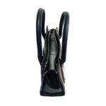 Bolso para dama HNA de color negro, en la parte superior cuenta con un cierre de material metálico y en color dorado para abrir y cerrar el bolso, asa estática del color del bolso en la parte superior para tomar con la mano.