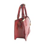 Bolso para dama HNA en color rojo, viene con una textura en forma de diamantes, material charol, cuenta con broche colgante metálico en color dorado con el logo de la marca en la parte de enfrente, asa ajustable de color del bolso para usar en manos libres, asa estática de color del bolso en la parte superior para tomar con la mano, en la parte lateral es rojo liso, sin textura