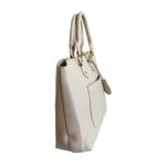 Bolso para dama HNA de color blanco, material piel vegana, viene con bolsillo en la parte de enfrente del bolso para guardar objetos, asa estática en la parte superior del color del bolso, detalles decorativos en metal de color dorado.