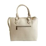 Bolso para dama HNA de color blanco, material piel vegana, cuenta con cierre en la parte trasera en metal de color blanco, asa estática en la parte superior del color del bolso, detalles decorativos en metal de color dorado.