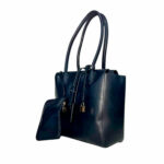 Bolsa para dama en color Negro medianoche, material piel vegana, cierre reversible en la parte superior para cerrar la bolsa en material metálico y de color dorado, asa estática en la parte superior de color negro medianoche en la parte superior para ser tomado con la mano, detalles metálicos en color dorado, viene con una bolsa tipo cosmetiquera.