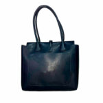 Bolsa Rosassi de color negro medianoche, material piel vegana, compartimento trasero con broche magnético, asa estática en color negro en la parte superior para ser tomado con la mano, detalles metálicos en color dorado.