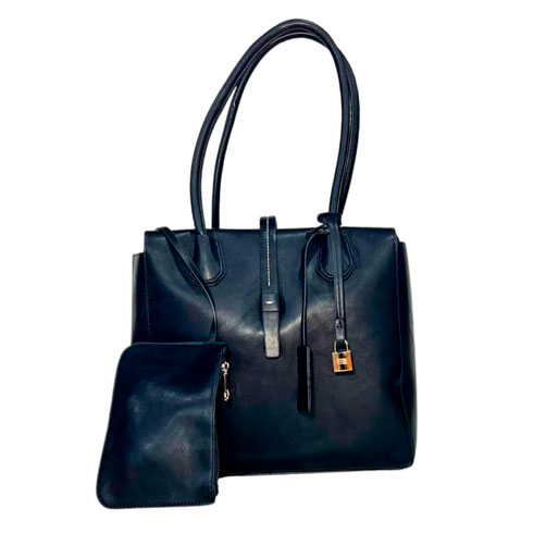 Bolsa para dama de color negro medianoche, material piel vegana, cierre en la parte superior cerrar la bolsa en material metálico y de color dorado, asa estática en la parte superior de color negro medianoche para ser tomado con la mano, detalles metálicos en color dorado, cuenta con una bolsa tipo cosmetiquera.