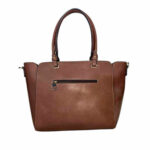 Bolsa Rosassi de color Café caramelo, material piel vegana, compartimento trasero con cierre reversible en color café, asa estática en color café caramelo en la parte superior para ser tomado con la mano, detalles metálicos en color dorado.