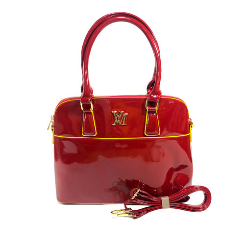 Bolsa Verchelli de color Rojo cereza, material charol, en sus partes extremas viene en el mismo color, cremallera en la parte superior para cerrar la bolsa en material metálico y de color dorado, asa estática en la parte superior color rojo cereza para llevar en mano, asa ajustable de rojo cereza para ajustar en manos libres, detalles metálicos en color dorado y relieve de color amarillo.