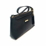 Mensajera Verchelli de color Negro obsidiana, material piel vegana, en sus partes extremas viene en color negro obsidiana, cremallera en la parte superior para cerrar la bolsa en material metálico y de color dorado, asa ajustable en la parte superior de color negro obsidiana para ajustar en manos libres, detalles metálicos en color dorado y pequeñas tiras de piel.