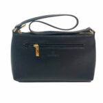 Mensajera Verchelli de color Negro obsidiana, material piel vegana, en sus partes extremas viene en color negro obsidiana, cremallera en la parte superior para cerrar la bolsa en material metálico y de color dorado, en su interior viene con corredera para cerrar la bolsa en metálico de color negro y detalles dorados.