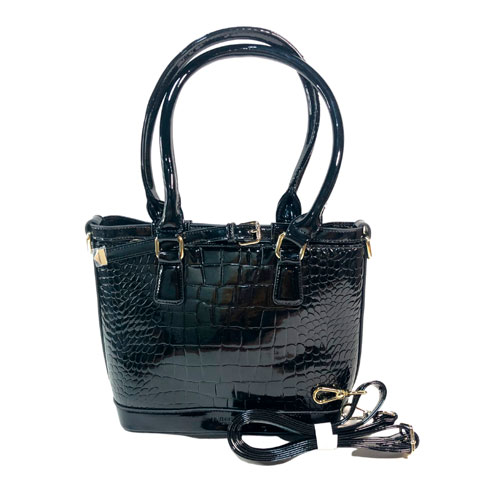 Bolsa Verchelli de color Negro medianoche, material charol, en sus partes extremas viene en el mismo color, cremallera en la parte superior para cerrar la bolsa en material metálico, asa estática de color negro medianoche para llevar a la mano, asa ajustable de color negro medianoche para ajustar en manos libres, detalles metálicos en color dorado y relieve de cocodrilo en todo el diseño de la bolsa.