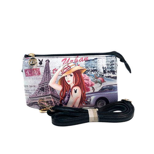 Mensajera Verchelli con dibujo en él diseño de la bolsa, material piel sintética, en sus partes extremas viene en el mismo color, cremallera en la parte superior para cerrar la bolsa en material metálico y de color negro, asa ajustable de color negro para ajustar en manos libres, detalles metálicos en color dorado.