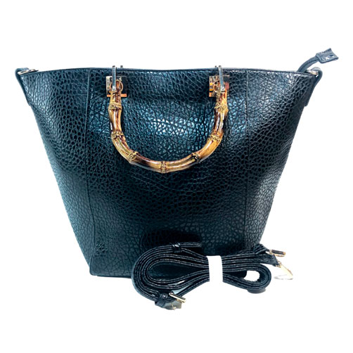 Bolsa de la marca Vieta, fabricada en piel vegana, cuenta con un diseño imitación de piel de color negro, cuenta con asa estático con diseño de bambú para ser tomada con la mano cuenta con asa ajustable para ser usada de manera manos libres cuenta con pequeños detalles decorativos en material metálico en color dorado.
