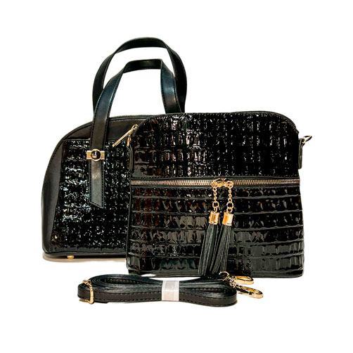 Bolsa Kangaroo de color negro ónix, material piel vegana, en sus partes frontal imitación piel de cocodrilo, cierre reversible para cerrar la bolsa en material metálico y de color dorado, asa estática en la parte superior de color negro oscuro para ser tomado con la mano o antebrazo, asa ajustable de color negro ónix, para ajustar en manos libres, detalles metálicos en color dorado, viene con una bolsa extra-estilo hondall con imitación de piel de cocodrilo.